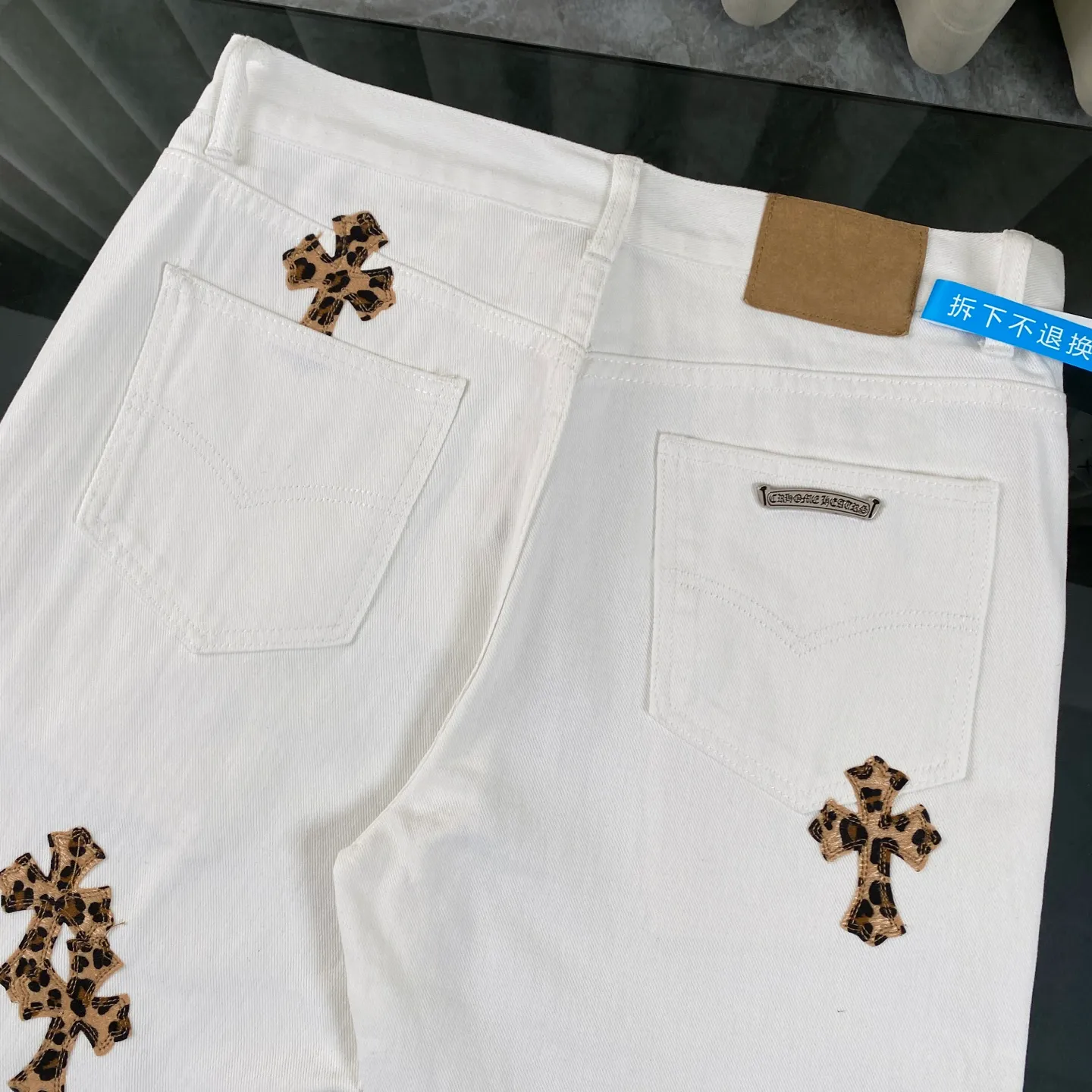 P240 chrome hearts new leopard print cross patch leather white jeans vi Top heavy industry fashionable design] Consistent high street luxury style creation. Speaking of this style, the Zangyin family and GU family are definitely the leading representative brands. Especially the Zangyin family has really achieved a state-of-the-art effect in creating high street style. The unique washed material is used to create this style. The color system is quite eye-catching. After it is decorated with patchwork cross flowers, it cleverly highlights the charm of the brand. Secondly, this style uses classic The classic high-waist cutting design highlights the long legs and fashionable temperament of the upper body. The brand is highly recognizable and the slim fit configuration is more suitable for daily wear. It is a product that interprets personality, fashion, and specifications at a glance. This single product is enough to make any fan excited. It can be a white T-shirt for youthful preppy style, or a tight suspender for lady style. It has strong matching ability and can be easily controlled by men.  [Materials and craftsmanship] Needless to say, this point goes without saying. As an excellent craftsman brand, Zangyin’s requirements for details and craftsmanship are really perfect. The washed color of this model has gone through so many processes, not to mention the embellishment of denim appliques. It is also purely hand-made and sewn. Just like what they believe in, only hand-made things have soul and have the meaning of wear. A top-notch heavy-duty fashionable denim item, I look forward to your perfect interpretation! !  Size:28-36